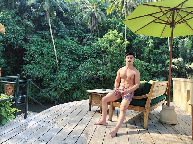 Gọi shark Khoa là chàng trai biển hồ vì ảnh du lịch nào anh cũng check-in cởi đồ, khoe 6 múi nóng hừng hực ở hồ bơi - Ảnh 9. Gọi shark Khoa là chàng trai biển hồ vì ảnh du lịch nào anh cũng check-in cởi đồ, khoe 6 múi nóng hừng hực ở hồ bơi - Ảnh 9.