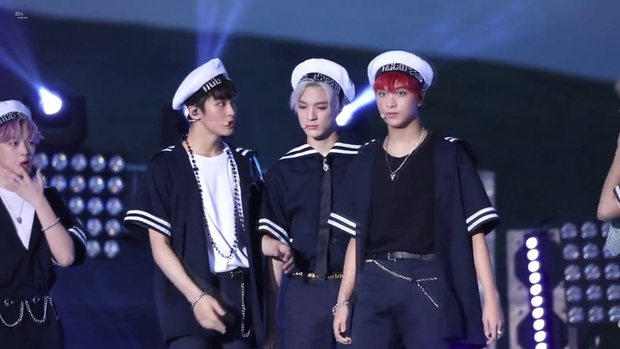 Bí ẩn của nhóm nam nhà SM: 2 thành viên bị nghi bất hòa vì thái độ cực căng trên sân khấu, đổi cả vũ đạo để không chạm vào nhau? - Ảnh 7.