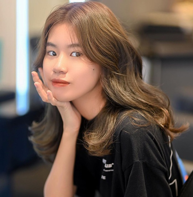 Hội gái xinh mới lớp 12 nhưng không phải dạng vừa: Người quản lý cả chục nhân viên, người là reviewer của kênh YouTube 2 triệu subs - Ảnh 27. Hội gái xinh mới lớp 12 nhưng không phải dạng vừa: Người quản lý cả chục nhân viên, người là reviewer của kênh YouTube 2 triệu subs - Ảnh 27.
