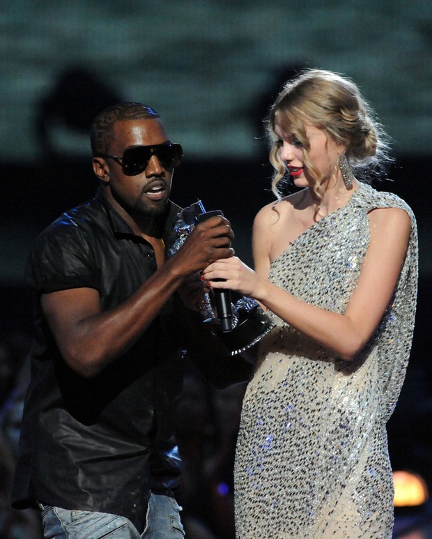 Không chỉ đi tiểu lên cúp Grammy, Kanye West còn ăn vạ cầu cứu Taylor Swift và loạt nghệ sĩ vì mất bản quyền vào tay công ty cũ - Ảnh 2. Không chỉ đi tiểu lên cúp Grammy, Kanye West còn ăn vạ cầu cứu Taylor Swift và loạt nghệ sĩ vì mất bản quyền vào tay công ty cũ - Ảnh 2.