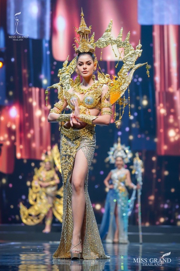 MXH náo loạn vì quốc phục có 1-0-2 tại Miss Grand ThaiLand 2020: Hết chợ nổi, bưởi da xanh đến... xương khủng long đem hết lên sân khấu - Ảnh 2. MXH náo loạn vì quốc phục có 1-0-2 tại Miss Grand ThaiLand 2020: Hết chợ nổi, bưởi da xanh đến... xương khủng long đem hết lên sân khấu - Ảnh 2.