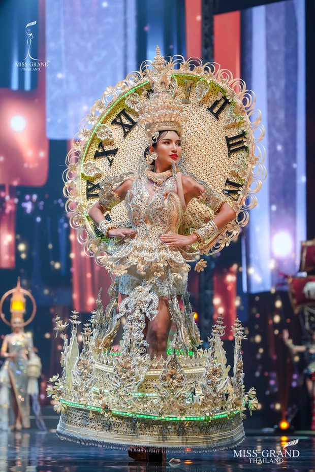 MXH náo loạn vì quốc phục có 1-0-2 tại Miss Grand ThaiLand 2020: Hết chợ nổi, bưởi da xanh đến... xương khủng long đem hết lên sân khấu - Ảnh 11. MXH náo loạn vì quốc phục có 1-0-2 tại Miss Grand ThaiLand 2020: Hết chợ nổi, bưởi da xanh đến... xương khủng long đem hết lên sân khấu - Ảnh 11.