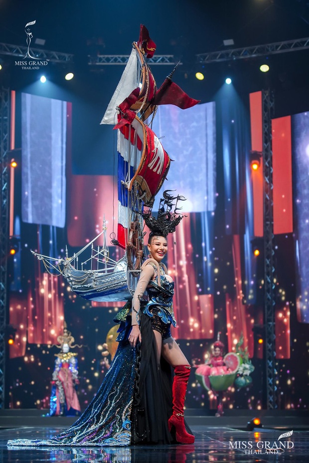 MXH náo loạn vì quốc phục có 1-0-2 tại Miss Grand ThaiLand 2020: Hết chợ nổi, bưởi da xanh đến... xương khủng long đem hết lên sân khấu - Ảnh 8. MXH náo loạn vì quốc phục có 1-0-2 tại Miss Grand ThaiLand 2020: Hết chợ nổi, bưởi da xanh đến... xương khủng long đem hết lên sân khấu - Ảnh 8.