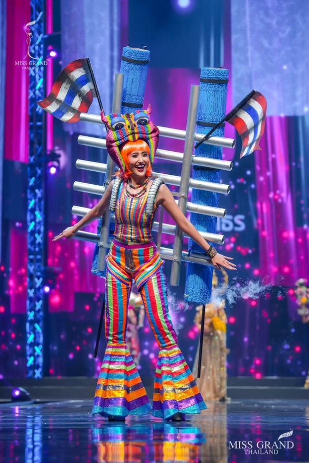 MXH náo loạn vì quốc phục có 1-0-2 tại Miss Grand ThaiLand 2020: Hết chợ nổi, bưởi da xanh đến... xương khủng long đem hết lên sân khấu - Ảnh 16. MXH náo loạn vì quốc phục có 1-0-2 tại Miss Grand ThaiLand 2020: Hết chợ nổi, bưởi da xanh đến... xương khủng long đem hết lên sân khấu - Ảnh 16.