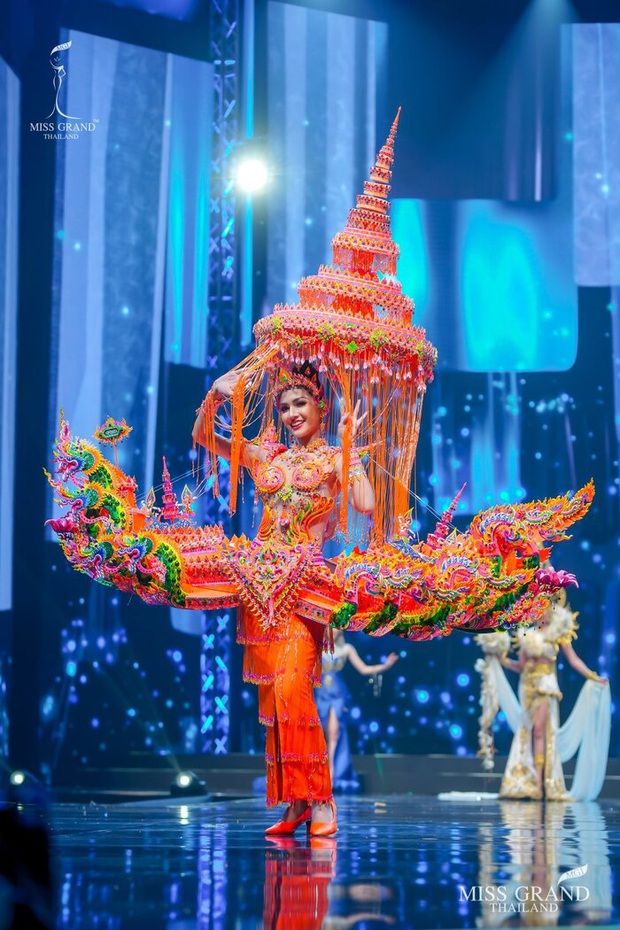 MXH náo loạn vì quốc phục có 1-0-2 tại Miss Grand ThaiLand 2020: Hết chợ nổi, bưởi da xanh đến... xương khủng long đem hết lên sân khấu - Ảnh 17. MXH náo loạn vì quốc phục có 1-0-2 tại Miss Grand ThaiLand 2020: Hết chợ nổi, bưởi da xanh đến... xương khủng long đem hết lên sân khấu - Ảnh 17.