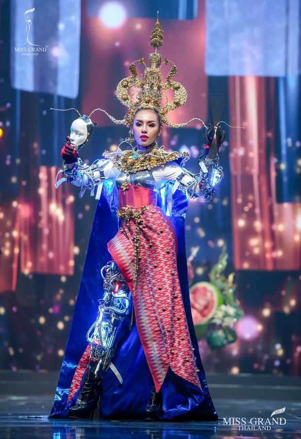 MXH náo loạn vì quốc phục có 1-0-2 tại Miss Grand ThaiLand 2020: Hết chợ nổi, bưởi da xanh đến... xương khủng long đem hết lên sân khấu - Ảnh 10. MXH náo loạn vì quốc phục có 1-0-2 tại Miss Grand ThaiLand 2020: Hết chợ nổi, bưởi da xanh đến... xương khủng long đem hết lên sân khấu - Ảnh 10.