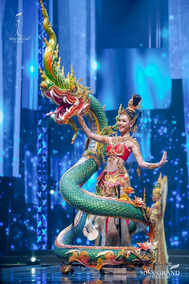 MXH náo loạn vì quốc phục có 1-0-2 tại Miss Grand ThaiLand 2020: Hết chợ nổi, bưởi da xanh đến... xương khủng long đem hết lên sân khấu - Ảnh 13. MXH náo loạn vì quốc phục có 1-0-2 tại Miss Grand ThaiLand 2020: Hết chợ nổi, bưởi da xanh đến... xương khủng long đem hết lên sân khấu - Ảnh 13.