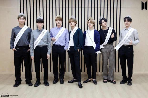 Đạt đỉnh cao sự nghiệp, BTS đội vương miện và đeo khẩu hiệu đậm mùi cà khịa: Trông chúng tôi giống nghệ sĩ đạt #1 Billboard lắm hay gì? - Ảnh 2. Đạt đỉnh cao sự nghiệp, BTS đội vương miện và đeo khẩu hiệu đậm mùi cà khịa: Trông chúng tôi giống nghệ sĩ đạt #1 Billboard lắm hay gì? - Ảnh 2.