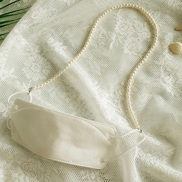 Trend mới bắt ngay: Dây đeo khẩu trang diện lên sang chảnh cả con người, lại công dụng 4 trong 1 - Ảnh 2. Trend mới bắt ngay: Dây đeo khẩu trang diện lên sang chảnh cả con người, lại công dụng 4 trong 1 - Ảnh 2.
