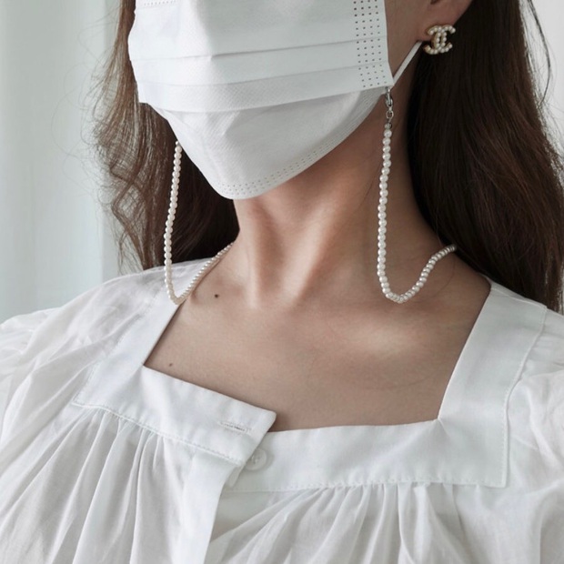 Trend mới bắt ngay: Dây đeo khẩu trang diện lên sang chảnh cả con người, lại công dụng 4 trong 1 - Ảnh 8. Trend mới bắt ngay: Dây đeo khẩu trang diện lên sang chảnh cả con người, lại công dụng 4 trong 1 - Ảnh 8.