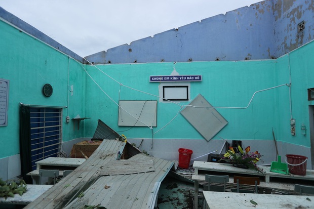 Trường Tiểu học ở Huế tan hoang, cây đổ và tốc mái hàng loạt lớp học do bão số 5 - Ảnh 5.