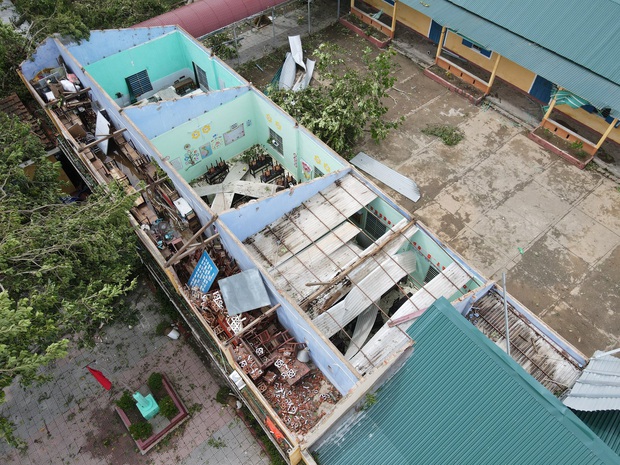 Trường Tiểu học ở Huế tan hoang, cây đổ và tốc mái hàng loạt lớp học do bão số 5 - Ảnh 3.