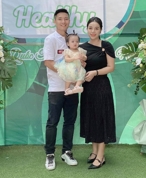 Khánh Linh (single mom) mất điểm khi đăng ảnh hạnh phúc bên Bùi Tiến Dũng trong ngày khai trương quán mới - Ảnh 1. Khánh Linh (single mom) mất điểm khi đăng ảnh hạnh phúc bên Bùi Tiến Dũng trong ngày khai trương quán mới - Ảnh 1.