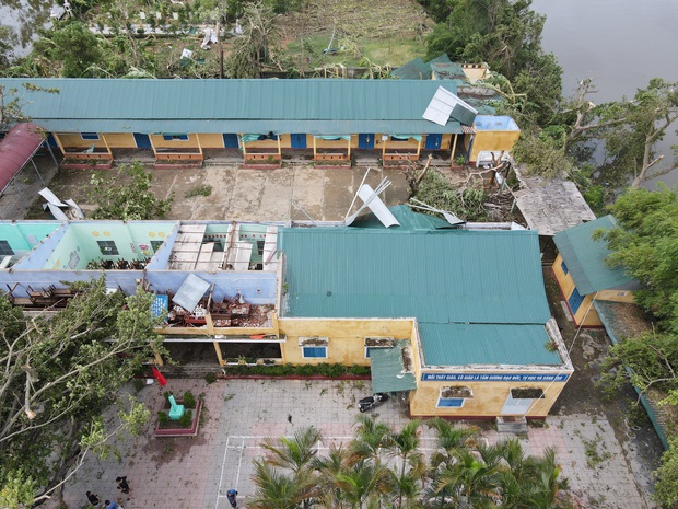 Trường Tiểu học ở Huế tan hoang, cây đổ và tốc mái hàng loạt lớp học do bão số 5 - Ảnh 1.