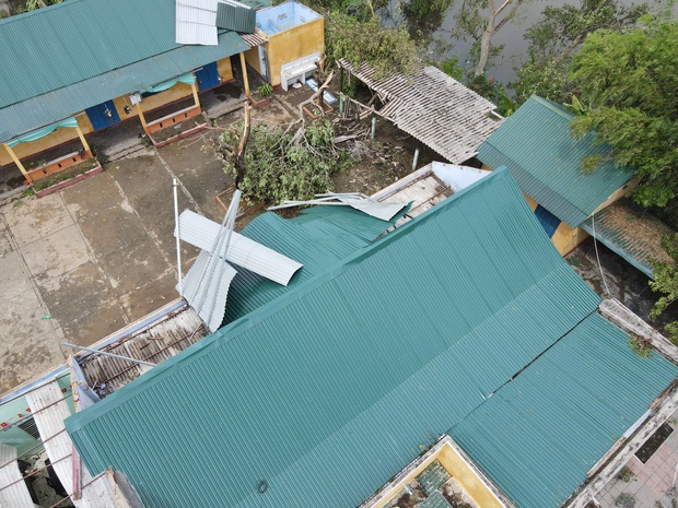Trường Tiểu học ở Huế tan hoang, cây đổ và tốc mái hàng loạt lớp học do bão số 5 - Ảnh 8.