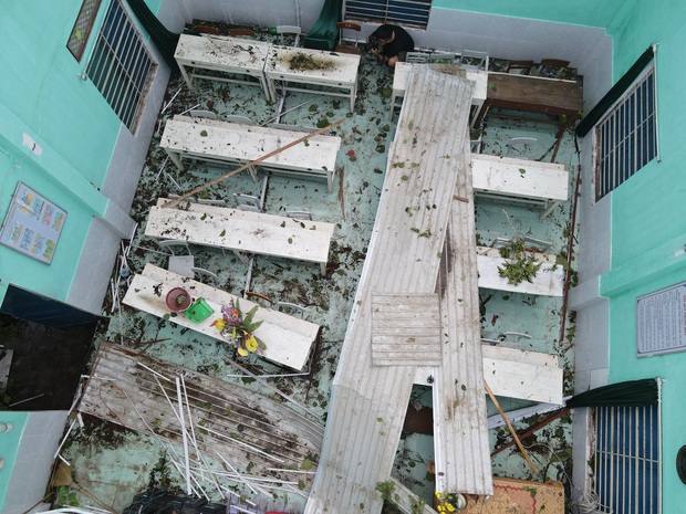 Trường Tiểu học ở Huế tan hoang, cây đổ và tốc mái hàng loạt lớp học do bão số 5 - Ảnh 6.