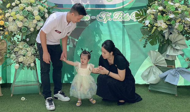 Khánh Linh (single mom) mất điểm khi đăng ảnh hạnh phúc bên Bùi Tiến Dũng trong ngày khai trương quán mới - Ảnh 5. Khánh Linh (single mom) mất điểm khi đăng ảnh hạnh phúc bên Bùi Tiến Dũng trong ngày khai trương quán mới - Ảnh 5.