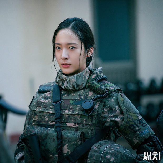 Sau Kim Ji Won, cuối cùng đã xuất hiện nữ thần quân đội xứ Hàn: Cân luôn ảnh siêu cận, ánh mắt sắc lạnh gây bão MXH - Ảnh 2. Sau Kim Ji Won, cuối cùng đã xuất hiện nữ thần quân đội xứ Hàn: Cân luôn ảnh siêu cận, ánh mắt sắc lạnh gây bão MXH - Ảnh 2.