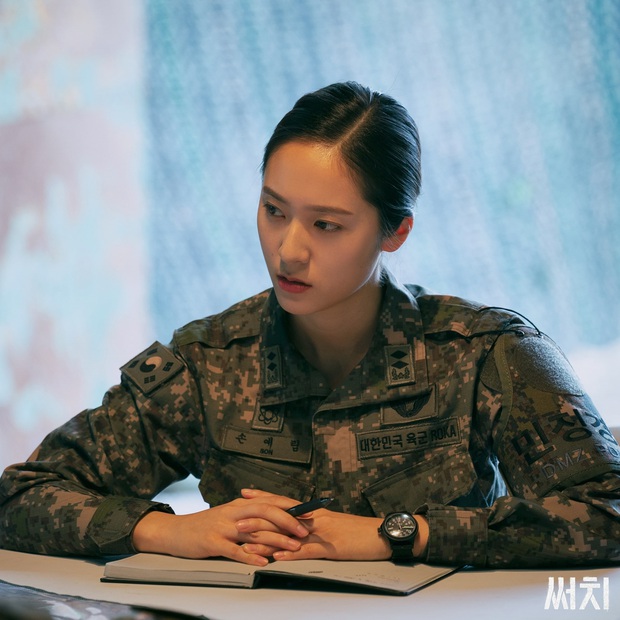 Sau Kim Ji Won, cuối cùng đã xuất hiện nữ thần quân đội xứ Hàn: Cân luôn ảnh siêu cận, ánh mắt sắc lạnh gây bão MXH - Ảnh 4. Sau Kim Ji Won, cuối cùng đã xuất hiện nữ thần quân đội xứ Hàn: Cân luôn ảnh siêu cận, ánh mắt sắc lạnh gây bão MXH - Ảnh 4.