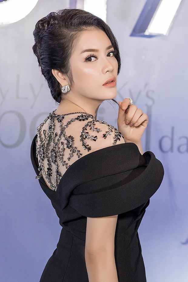 Sao Việt mở tiệc sinh nhật xa hoa nhất Vbiz: Hà Hồ - Lý Nhã Kỳ như tổ chức lễ trao giải, Ngọc Trinh khiến dân tình xịt máu mũi - Ảnh 9. Sao Việt mở tiệc sinh nhật xa hoa nhất Vbiz: Hà Hồ - Lý Nhã Kỳ như tổ chức lễ trao giải, Ngọc Trinh khiến dân tình xịt máu mũi - Ảnh 9.