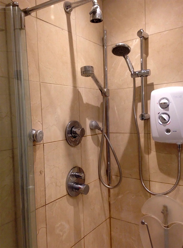 Loạt thảm họa phòng trọ không khác gì nhà tù, một cơn gió là bay mất mái, nhưng vẫn có người dám thuê ở! - Ảnh 7. Loạt thảm họa phòng trọ không khác gì nhà tù, một cơn gió là bay mất mái, nhưng vẫn có người dám thuê ở! - Ảnh 7.