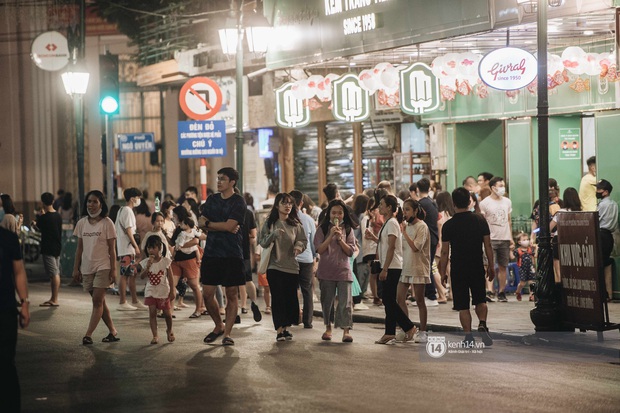 Tạ Hiện trở lại ngày Hà Nội trở lạnh: Người đông nghịt không có chỗ nhích chân! - Ảnh 1. Tạ Hiện trở lại ngày Hà Nội trở lạnh: Người đông nghịt không có chỗ nhích chân! - Ảnh 1.