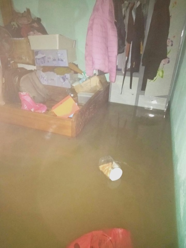 Sinh viên Đà Nẵng khóc ròng nhìn phòng trọ ngập tận mép giường, cả đêm thức trắng tát nước ra ngoài - Ảnh 6. Sinh viên Đà Nẵng khóc ròng nhìn phòng trọ ngập tận mép giường, cả đêm thức trắng tát nước ra ngoài - Ảnh 6.