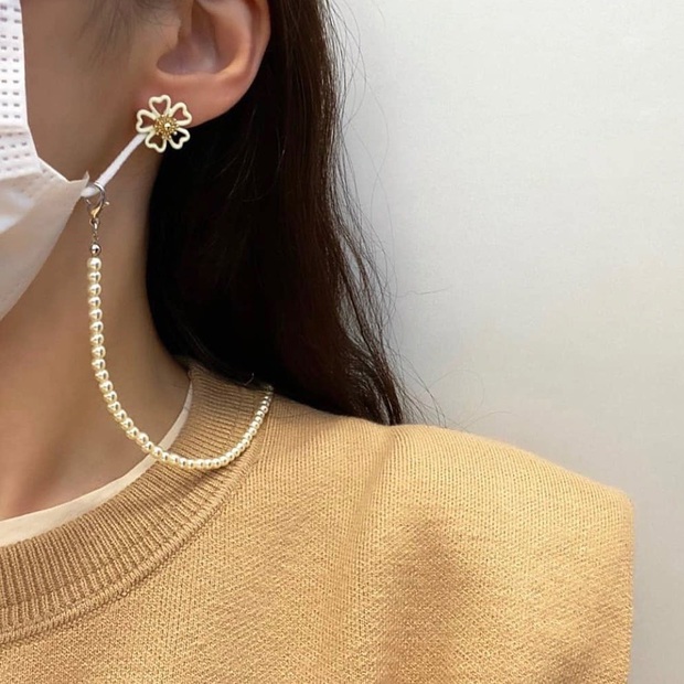 Trend mới bắt ngay: Dây đeo khẩu trang diện lên sang chảnh cả con người, lại công dụng 4 trong 1 - Ảnh 1. Trend mới bắt ngay: Dây đeo khẩu trang diện lên sang chảnh cả con người, lại công dụng 4 trong 1 - Ảnh 1.