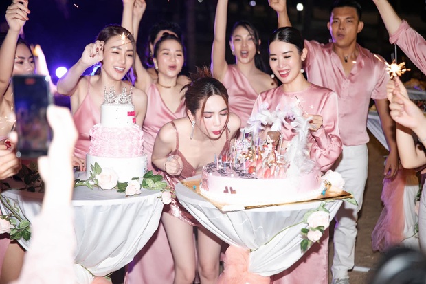 Sao Việt mở tiệc sinh nhật xa hoa nhất Vbiz: Hà Hồ - Lý Nhã Kỳ như tổ chức lễ trao giải, Ngọc Trinh khiến dân tình xịt máu mũi - Ảnh 27. Sao Việt mở tiệc sinh nhật xa hoa nhất Vbiz: Hà Hồ - Lý Nhã Kỳ như tổ chức lễ trao giải, Ngọc Trinh khiến dân tình xịt máu mũi - Ảnh 27.