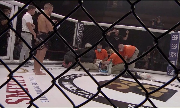 Dính phải những cú đòn liên tiếp của đối thủ, võ sĩ rơi vào trạng thái mất nhận thức, phải rời khỏi sàn đấu bằng cáng - Ảnh 2.