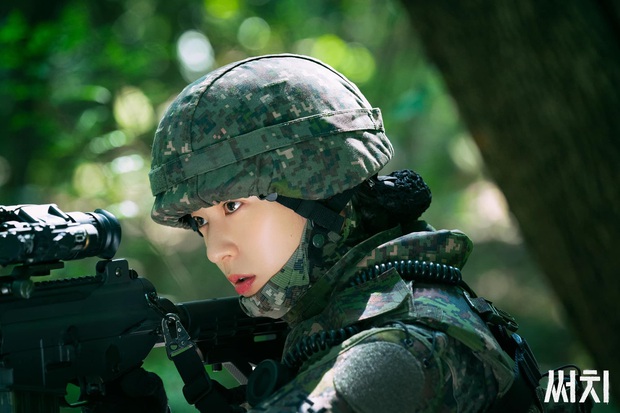 Người ta đẹp vì lụa còn Krystal dù diện quân phục vẫn đẹp mê, thậm chí còn có cửa đọ với “nữ thần quân nhân” Kim Ji Won - Ảnh 2.