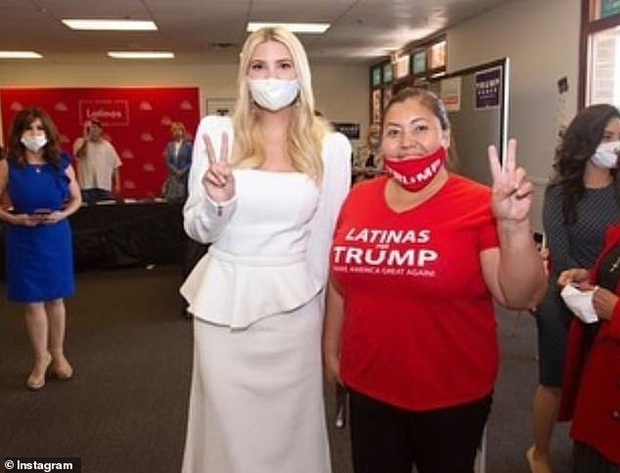Nữ thần Ivanka Trump bất ngờ bị tố kiêu căng và bị chê lộ nhiều nhược điểm khi chọn trang phục gần 30 triệu đồng - Ảnh 3. Nữ thần Ivanka Trump bất ngờ bị tố kiêu căng và bị chê lộ nhiều nhược điểm khi chọn trang phục gần 30 triệu đồng - Ảnh 3.