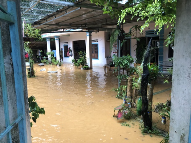 Cảnh sát dũng cảm đi dây trên dòng lũ lớn, cứu 9 người mắc kẹt ở huyện miền núi Quảng Nam - Ảnh 6. Cảnh sát dũng cảm đi dây trên dòng lũ lớn, cứu 9 người mắc kẹt ở huyện miền núi Quảng Nam - Ảnh 6.