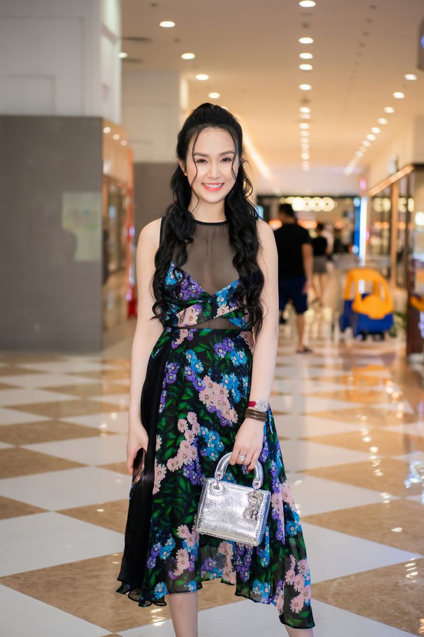 Màn đọ sắc gây sốt của hội bạn thân Hà Thành: Lên set đồ hiệu cả trăm triệu, bà xã Tuấn Hưng vẫn bị Huyền Baby lấn át trong 1 khung hình - Ảnh 5. Màn đọ sắc gây sốt của hội bạn thân Hà Thành: Lên set đồ hiệu cả trăm triệu, bà xã Tuấn Hưng vẫn bị Huyền Baby lấn át trong 1 khung hình - Ảnh 5.