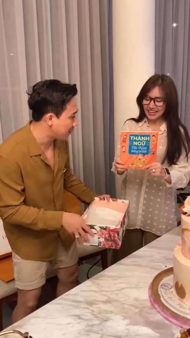 Sao Việt mở tiệc sinh nhật xa hoa nhất Vbiz: Hà Hồ - Lý Nhã Kỳ như tổ chức lễ trao giải, Ngọc Trinh khiến dân tình xịt máu mũi - Ảnh 18. Sao Việt mở tiệc sinh nhật xa hoa nhất Vbiz: Hà Hồ - Lý Nhã Kỳ như tổ chức lễ trao giải, Ngọc Trinh khiến dân tình xịt máu mũi - Ảnh 18.