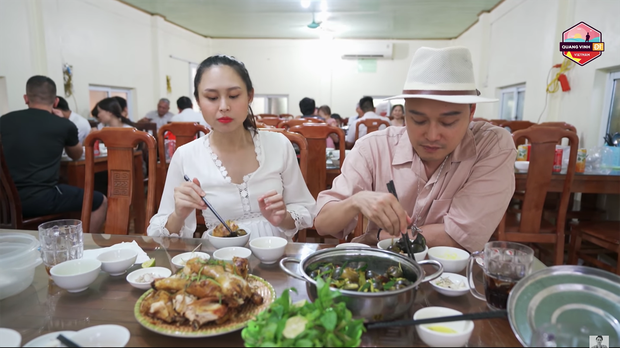 Đi du lịch khắp nơi nhưng không ngờ tận khi tới Ninh Bình thì Quang Vinh mới được ăn quả sung lần đầu tiên - Ảnh 7. Đi du lịch khắp nơi nhưng không ngờ tận khi tới Ninh Bình thì Quang Vinh mới được ăn quả sung lần đầu tiên - Ảnh 7.
