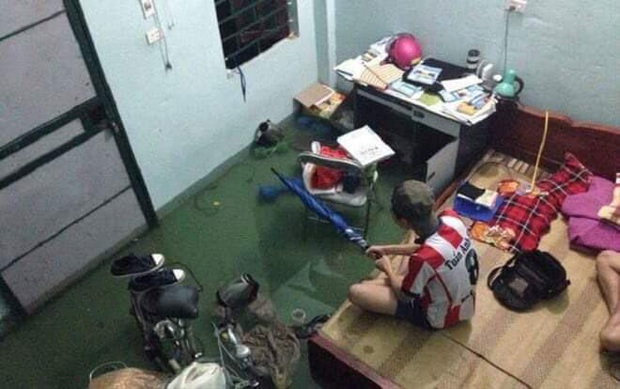 Sinh viên Đà Nẵng khóc ròng nhìn phòng trọ ngập tận mép giường, cả đêm thức trắng tát nước ra ngoài - Ảnh 2. Sinh viên Đà Nẵng khóc ròng nhìn phòng trọ ngập tận mép giường, cả đêm thức trắng tát nước ra ngoài - Ảnh 2.