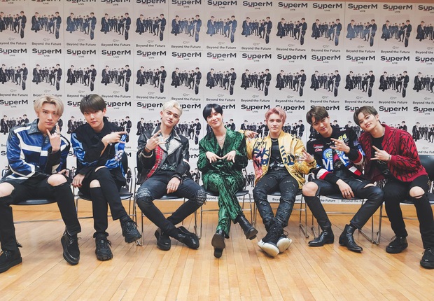 Tiết lộ số người xem concert online của TWICE: Cho SuperM ngửi khói, nhưng so với BTS thì là một trời một vực! - Ảnh 2. Tiết lộ số người xem concert online của TWICE: Cho SuperM ngửi khói, nhưng so với BTS thì là một trời một vực! - Ảnh 2.