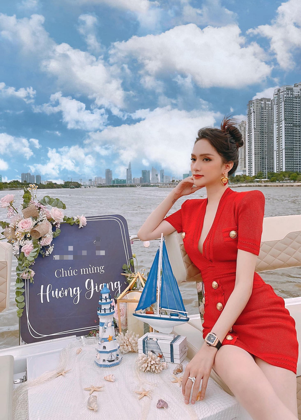 Hương Giang đúng là đại gia chơi đồ hiệu Vbiz: Đeo đồng hồ gần 1 tỷ dự tiệc du thuyền, nhẫn kim cương khủng nổi đâu kém - Ảnh 2. Hương Giang đúng là đại gia chơi đồ hiệu Vbiz: Đeo đồng hồ gần 1 tỷ dự tiệc du thuyền, nhẫn kim cương khủng nổi đâu kém - Ảnh 2.