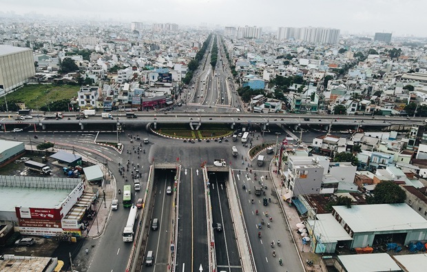 Cận cảnh nút giao 3 tầng “cực xịn” ở Sài Gòn trị giá hơn 500 tỷ đồng vừa được hoàn thành, có cả cầu đi bộ - Ảnh 1. Cận cảnh nút giao 3 tầng “cực xịn” ở Sài Gòn trị giá hơn 500 tỷ đồng vừa được hoàn thành, có cả cầu đi bộ - Ảnh 1.