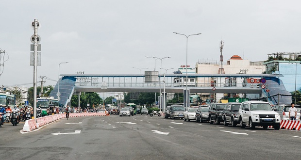 Cận cảnh nút giao 3 tầng “cực xịn” ở Sài Gòn trị giá hơn 500 tỷ đồng vừa được hoàn thành, có cả cầu đi bộ - Ảnh 2. Cận cảnh nút giao 3 tầng “cực xịn” ở Sài Gòn trị giá hơn 500 tỷ đồng vừa được hoàn thành, có cả cầu đi bộ - Ảnh 2.