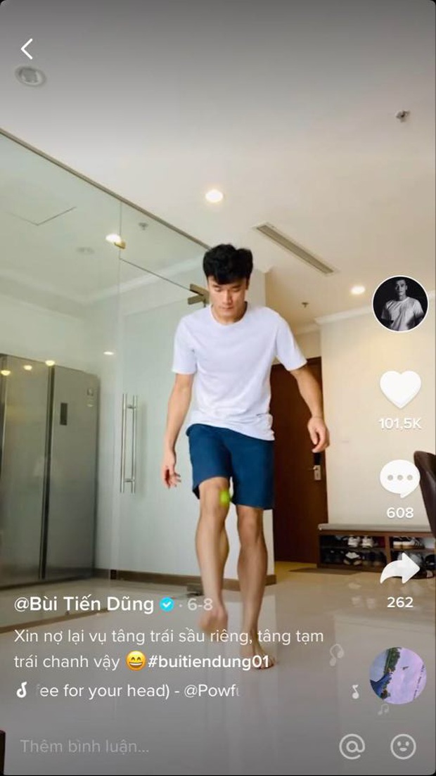 Thủ môn Bùi Tiến Dũng diện đồ đôi, cực tình cảm với bạn gái sinh năm 2000 tại nhà riêng - Ảnh 2. Thủ môn Bùi Tiến Dũng diện đồ đôi, cực tình cảm với bạn gái sinh năm 2000 tại nhà riêng - Ảnh 2.