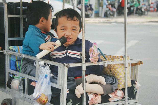 Đôi song sinh khuyết tật 14 tuổi hát cực hay, theo mẹ bán vé số khắp Sài Gòn: Cha tụi con mất rồi, chỉ còn có mẹ thôi - Ảnh 7. Đôi song sinh khuyết tật 14 tuổi hát cực hay, theo mẹ bán vé số khắp Sài Gòn: Cha tụi con mất rồi, chỉ còn có mẹ thôi - Ảnh 7.