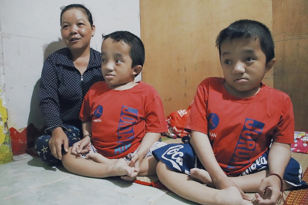 Đôi song sinh khuyết tật 14 tuổi hát cực hay, theo mẹ bán vé số khắp Sài Gòn: Cha tụi con mất rồi, chỉ còn có mẹ thôi - Ảnh 1. Đôi song sinh khuyết tật 14 tuổi hát cực hay, theo mẹ bán vé số khắp Sài Gòn: Cha tụi con mất rồi, chỉ còn có mẹ thôi - Ảnh 1.