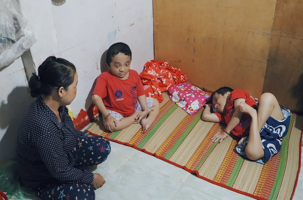 Đôi song sinh khuyết tật 14 tuổi hát cực hay, theo mẹ bán vé số khắp Sài Gòn: Cha tụi con mất rồi, chỉ còn có mẹ thôi - Ảnh 8. Đôi song sinh khuyết tật 14 tuổi hát cực hay, theo mẹ bán vé số khắp Sài Gòn: Cha tụi con mất rồi, chỉ còn có mẹ thôi - Ảnh 8.