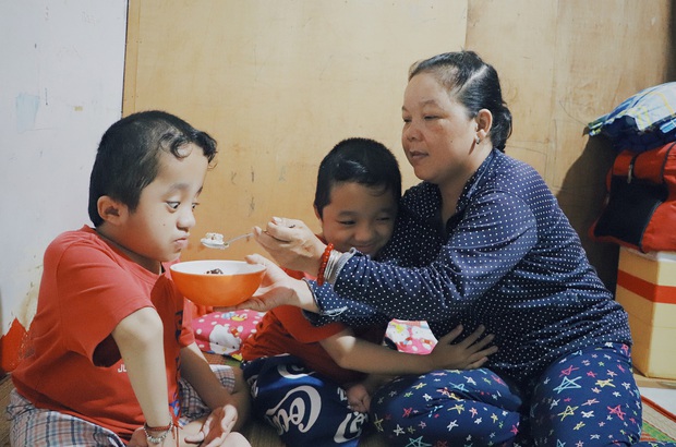 Đôi song sinh khuyết tật 14 tuổi hát cực hay, theo mẹ bán vé số khắp Sài Gòn: Cha tụi con mất rồi, chỉ còn có mẹ thôi - Ảnh 4. Đôi song sinh khuyết tật 14 tuổi hát cực hay, theo mẹ bán vé số khắp Sài Gòn: Cha tụi con mất rồi, chỉ còn có mẹ thôi - Ảnh 4.