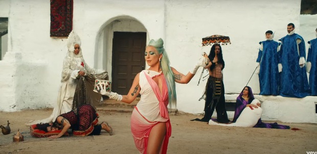 Xem tới xem lui MV mới của Lady Gaga rồi buông một tiếng thở dài vì ngoài nhạc giật đùng đùng ra thì chẳng hiểu gì cả! - Ảnh 6.