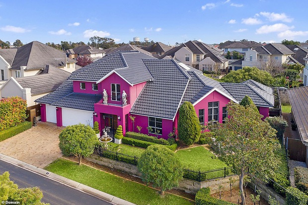 Biệt thự màu hồng lấy cảm hứng từ thương hiệu Versace nổi tiếng báo giá gần 60 tỷ đồng, nội thất bên trong mới thực sự gây choáng ngợp - Ảnh 1.