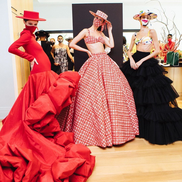 Siêu mẫu Coco Rocha đang catwalk bỗng... lội xuống bể bơi, nể nhất là chị còn đang mang bầu 7 tháng - Ảnh 7. Siêu mẫu Coco Rocha đang catwalk bỗng... lội xuống bể bơi, nể nhất là chị còn đang mang bầu 7 tháng - Ảnh 7.
