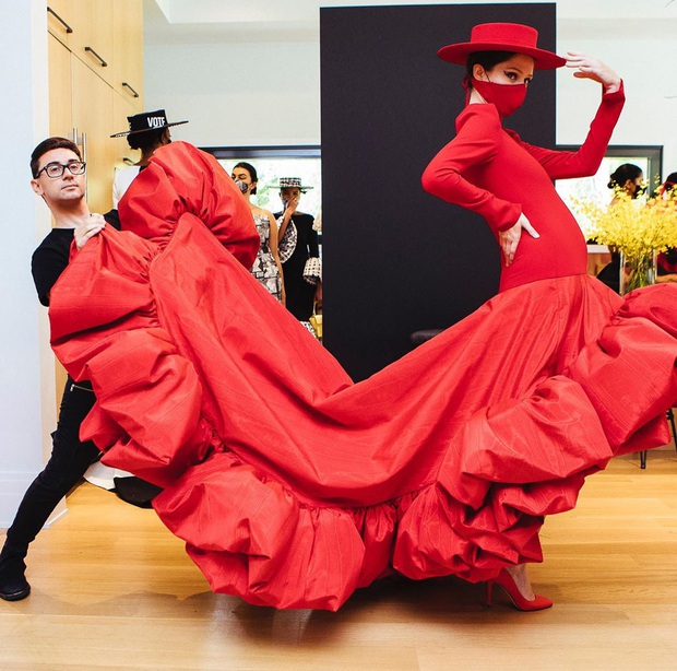 Siêu mẫu Coco Rocha đang catwalk bỗng... lội xuống bể bơi, nể nhất là chị còn đang mang bầu 7 tháng - Ảnh 10. Siêu mẫu Coco Rocha đang catwalk bỗng... lội xuống bể bơi, nể nhất là chị còn đang mang bầu 7 tháng - Ảnh 10.